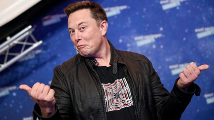 Elon Musk pose en arrivant sur le tapis rouge de la cérémonie des Axel Springer Awards, à Berlin (Allemagne), le 1er décembre 2020. (BRITTA PEDERSEN / AFP)