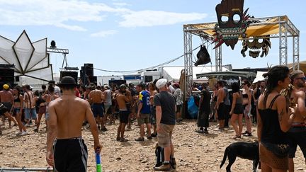 Quelque 10 000 fêtards réunis pour une "rave-party" sur le Causse Méjean, en Lozère, le 10 août 2020,&nbsp;en dépit de la limitation des rassemblements liée au Covid-19.&nbsp; (PASCAL GUYOT / AFP)