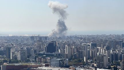 De la fumée s'élève au-dessus des toits de la banlieue sud de Beyrout (Liban), mardi 8 octobre 2024. (MOHAMED ABOUELENEN / AFP)