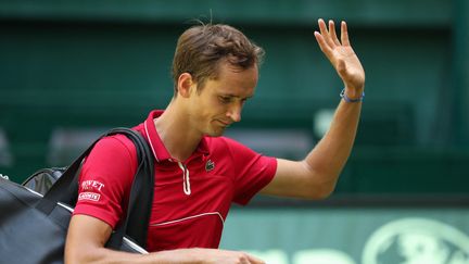 Daniil Medvedev après sa défaite à Halle (Allemagne) contre Jan-Lennard Struff, mardi 15 juin. (FRISO GENTSCH / DPA via AFP)