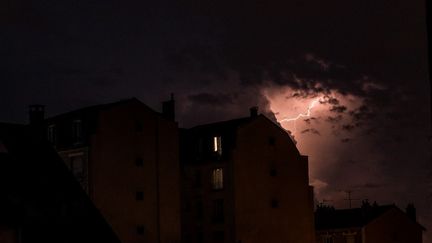 Un orage s'abat sur Paris, le 26 juin 2020. (ARTHUR NICHOLAS ORCHARD / HANS LUCAS / AFP)