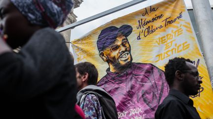 Rassemblement en mémoire d'Adama Traoré, le 30 juillet 2016. (AURELIEN MORISSARD / MAXPPP)