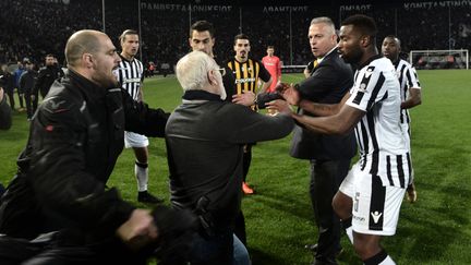 Le président du PAOK Salonique, Ivan Savvidis, arme à la ceinture (STRINGER / AFP)