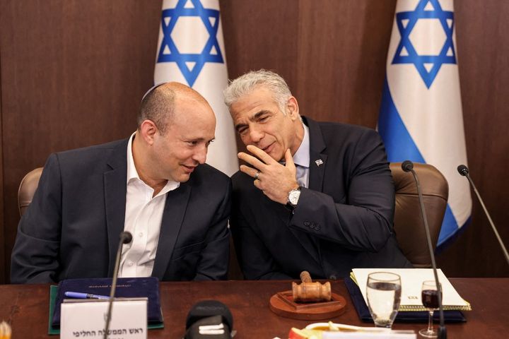 Yaïr Lapid et Naftali Bennett, deux successeurs de Benyamin Nétanyahou, lors d'une réunion à Jérusalem, le 18 septembre 2022. (RONALDO SCHEMIDT / AFP)