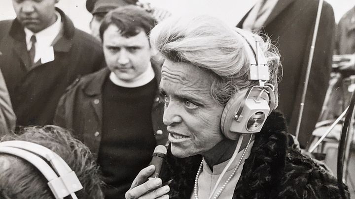 Jacqueline Auriol, la première femme pilote d'essai française et première Européenne à avoir franchi le mur du son, joue les consultantes dans les gradins.&nbsp; (SUD-AVIATION)