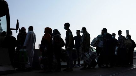 Des Afghans à leur arrivée en Virginie (Etats-Unis), le 25 août 2021. (ANNA MONEYMAKER / AFP)