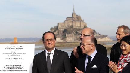 François Hollande au Mont-Saint-Michel le 31 octobre 2015 avec les ministres Cazeneuve et Pellerin.
 (CHARLY TRIBALLEAU / POOL / AFP)