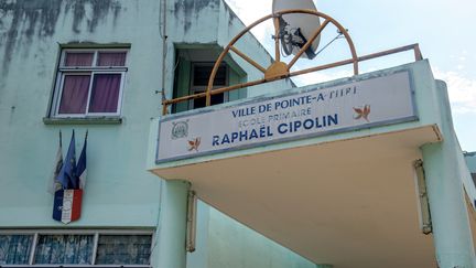 La façade de l'école primaire Raphaël Cipolin, à Pointe-à-Pitre (Guadeloupe), le 6 mai 2017. (HELENE VALENZUELA / AFP)