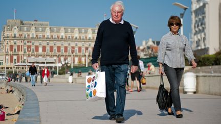 Un couple &agrave; Biarritz (Pyr&eacute;n&eacute;es-Atlantiques), le 27 mars 2012. (NICOLAS MOLLO / AFP)