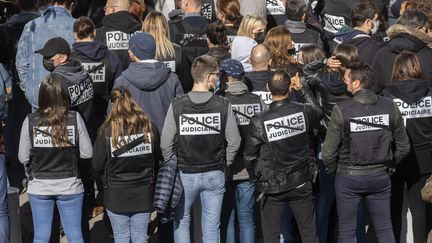 Des policiers réunis devant le siège de la police judiciaire à Paris, le 11 octobre 2022.&nbsp; (VINCENT ISORE / MAXPPP)