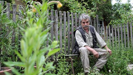 Louis Schittly assis devant sa ferme à Bernwiller. (THIERRY GACHON / MAXPPP)