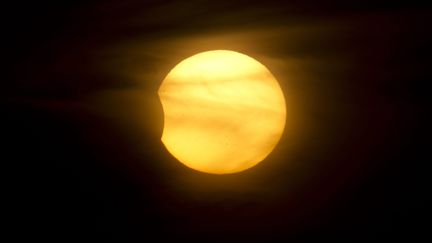 &nbsp; (eclipse solaire  partielle en Israél le 3 novembre 2013 © Maxppp)