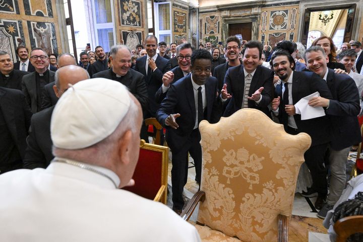 Les acteurs américains Chris Rock (au centre), Jimmy Fallon (au centre à droite) et le pape François lors d'une rencontre avec des comédiens au Vatican le 14 juin 2024. (HANDOUT / VATICAN MEDIA)