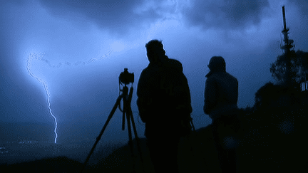 Olivier et Aurélie Ferreux, chasseurs d'orages dans le Doubs
 (Culturebox - capture d&#039;écran)