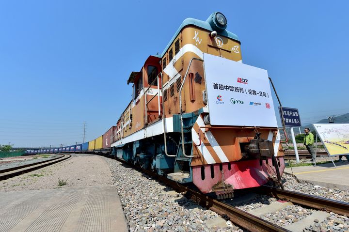 Le train de fret et ses conteneurs, lors de l'arrivée&nbsp;en gare de Yiwu (Chine), samedi 29 avril 2017, une ville de deux millions d'habitants au sud de Shangaï. (STR / AFP)