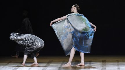 Sur les robes des imprimés inspirés de larges failles traversant un paysage rude, de roches volcaniques recouvertes de mousse qui scintillent sous les rayons du soleil. Au loin des glaciers cristallins. 
 (Bertrand GUAY / AFP)