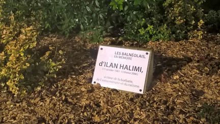  (Une plaque commémorative à la mémoire d'Ilan Halimi © RADIOFRANCE / Thibault Lefèvre)