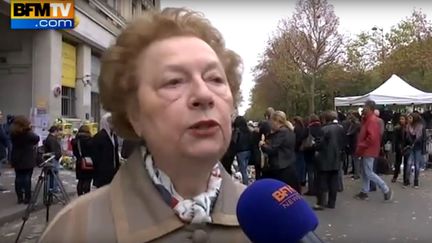 Danielle, une ancienne avocate de 77 ans, témoigne au micro de BFMTV, le 16 novembre 2015, à proximité du Bataclan, à Paris. (BFMTV)