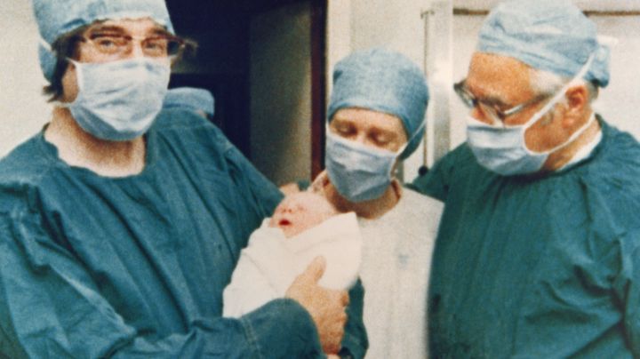 Le professeur Robert Edwards (&agrave; g.) et le gyn&eacute;cologue Patrick Steptoe avec Louise,&nbsp;le premier "b&eacute;b&eacute; &eacute;prouvette", le 25 juillet 1978, &agrave; Lancashire (Royaume-Uni).&nbsp; (GETTY IMAGES)