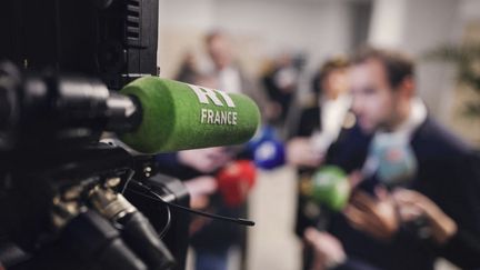 Des journalistes de RT France, à Trèbes (Aude), le 23 novembre 2019.&nbsp; (IDRISS BIGOU-GILLES / HANS LUCAS / AFP)