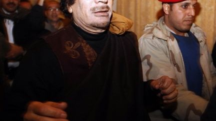 Arrivée du leader libyen Mouammar Kadhafi à l'hôtel Rixos, le 8 mars 2011, à Tripoli. (AFP/MAHMUD TURKIA)