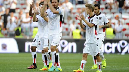 Les joueurs de Nice avec le maillot en hommage aux victimes des attentats le 14 août dernier. (FRANCK PENNANT / AFP)