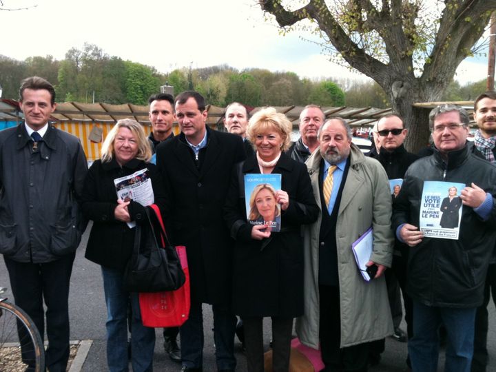 Louis Aliotet Marie-Christine Arnautu posent avec les militants des Yvelines (D.A)