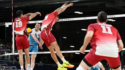 Les Français Yacine Louati et Nicolas Le Goff lors du dernier match de poules face à la Slovénie, dans le tournoi olympique, le 2 août 2024, à l'Arena Paris Sud. (NATALIA KOLESNIKOVA / AFP)