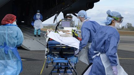 Un patient Covid en réanimation est transféré vers Nantes (Loire-Atlantique) à l'aéroport de Bron (Rhône-Alpes), le 4 novembre 2020. (RICHARD MOUILLAUD / MAXPPP)