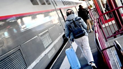 Travelers on a platform at Saint-Etienne station, December 24, 2023. (RÉMY PERRIN / MAXPPP)