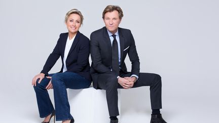 Anne-Sophie Lapix et Laurent Delahousse présentent la soirée spéciale des élections sur France 2, le 20 juin 2021.&nbsp; (DELPHINE GHOSAROSSIAN / FRANCE TELEVISIONS)