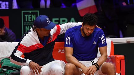 Jo-Wilfried Tsonga, réconforté par Yannick Noah (PHILIPPE HUGUEN / AFP)