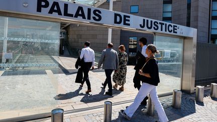 Gisèle Pélicot and her daughter enter the Vaucluse departmental criminal court in Avignon for the first hearing in the trial of her husband and 50 men for aggravated rape. (CHRISTOPHE AGOSTINIS / MAXPPP)