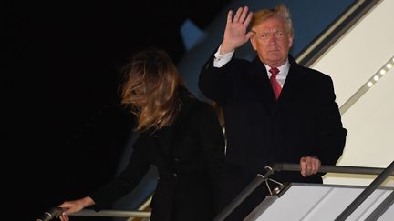 Donald et Melania Trump sortent de l'avion "Air Force One", à Orly&nbsp;(Val-de-Marne), le 9 novembre 2018. (SAUL LOEB / AFP)