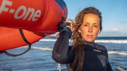 Flora Artzner organise la Roca Cup, sur la plage de l'Almanarre, à Hyères, dans le Var. (BENJAMIN BOEREZ / FLORA ARTZNER)