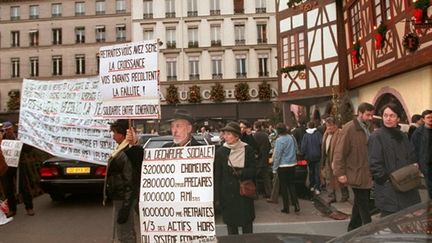 Déjà fin 1997, la pauvreté et l'exclusion sont sources de protestation devant le magasin de luxe Fauchon, à Paris. (AFP/GERARD FOUET)