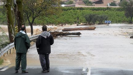 A Plaissan (H&eacute;rault), les habitants constatent les d&eacute;g&acirc;ts. (  MAXPPP)