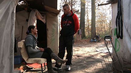 Laura et Cosmin vivent dans un camp de fortune situé à une vingtaine de kilomètres de Paris (décembre 2013). (HP/FTV)