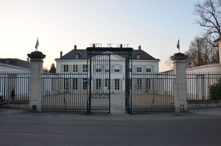 Le chateau de Villiers, o&ugrave; Georges Tron a fait installer son bureau, le 12 mars 2014 &agrave; Draveil (Essonne). (THOMAS BAIETTO / FRANCETV INFO)