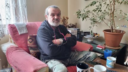 Depuis le séisme du 6 février 2023, Adnan Şahbaz a dû mal à trouver le sommeil la nuit, dans son immeuble d'Istanbul. (MARIE-PIERRE VEROT / RADIO FRANCE)