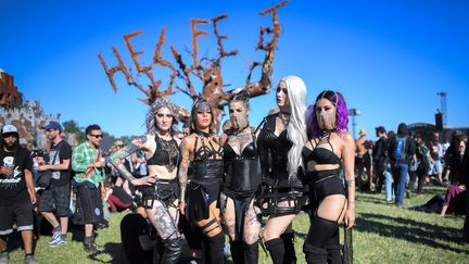 Des festivalières déguisées participent au Hellfest en 2018. (LOIC VENANCE / AFP)