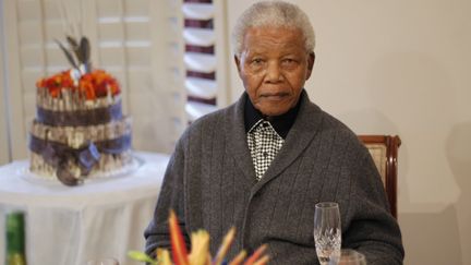 Nelson Mandela le jour de son 94e anniversaire le 28 juillet 2012 dans sa maison &agrave; Qunu, en Afrique du Sud. (SIPHIWE SIBEKO / REUTERS)