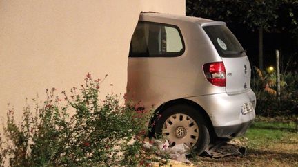 La voiture est rest&eacute;e encastr&eacute;e dans le mur de cette maison de Carlux (Dordogne), le 17 octobre 2015. (SDIS24)