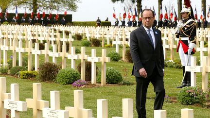 Le président de la République, François Hollande, lors de la commémoration du centenaire de la bataille du Chemin des Dames, le 16 avril 2017, au cimetière de Cerny-en-Laonnois (Aisne).&nbsp; (FRANCOIS NASCIMBENI / AFP)