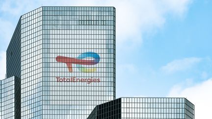 La tour TotalEnergies à La Défense, à Paris, le 26 avril 2022. (LILIAN CAZABET / HANS LUCAS / AFP)