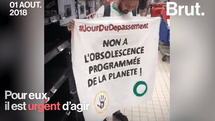 Le jour du dépassement est synonyme d’une consommation des ressources terrestres bien supérieure à ce que la Terre est capable de produire en un an. Des activistes de l’association Les amis de la Terre et Action Non-Violente COP21 ont mené des actions dans plusieurs grandes surfaces françaises. Leur but : dénoncer la surconsommation.