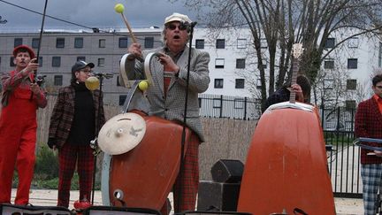 Capot, aile, portière tout les élements d'une 2CV composent l'orchestre de la "Deuche Joyeuse" de Générik Vapeur 
 (Générik Vapeur)