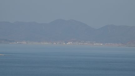 Une vue de la côte nord-coréenne depuis l'île sud-coréenne de Yeonpyeong, le 6 janvier 2024. (JUNG YEON-JE / AFP)