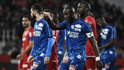 Le match de Ligue 1 entre Dijon et Amiens a été interrompu durant plusieurs minutes après des insultes racistes qui ont visé le capitaine d'Amien Prince Gouano, le 12 avril 2019 à Dijon. (JEFF PACHOUD / AFP)