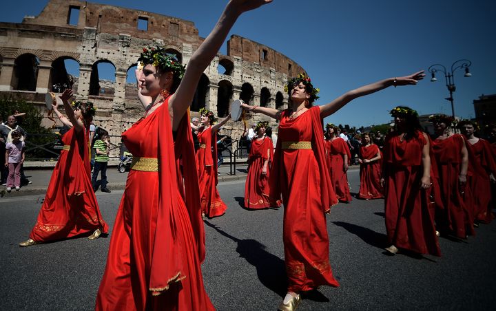 Des femmes habill&eacute;es &agrave; l'antique d&eacute;filent devant le Colys&eacute;e pour le 2767e anniversaire de Rome (Italie), le 21 avril 2014. (FILIPPO MONTEFORTE / AFP)